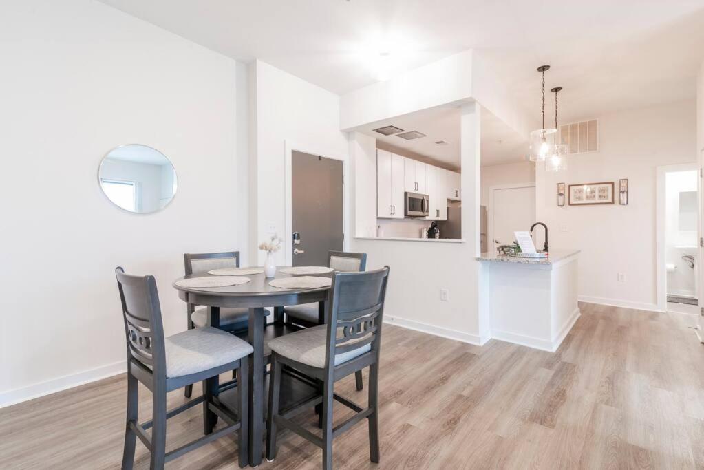 Charming Cozy Apartment With Wi-Fi & Free Parking Шарлът Екстериор снимка