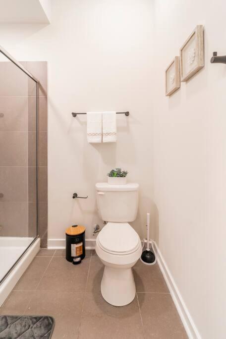 Charming Cozy Apartment With Wi-Fi & Free Parking Шарлът Екстериор снимка
