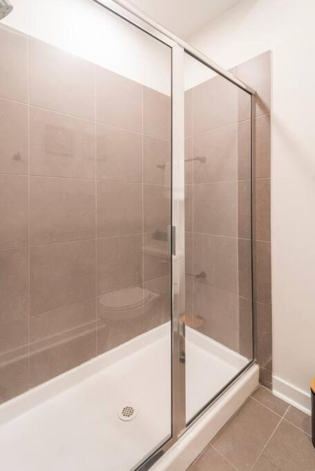 Charming Cozy Apartment With Wi-Fi & Free Parking Шарлът Екстериор снимка