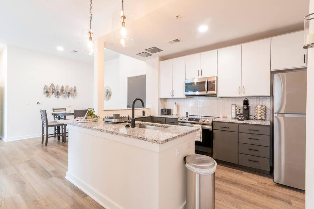 Charming Cozy Apartment With Wi-Fi & Free Parking Шарлът Екстериор снимка