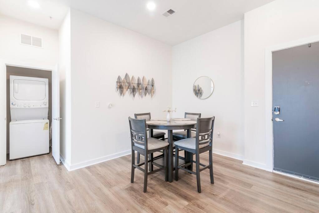 Charming Cozy Apartment With Wi-Fi & Free Parking Шарлът Екстериор снимка