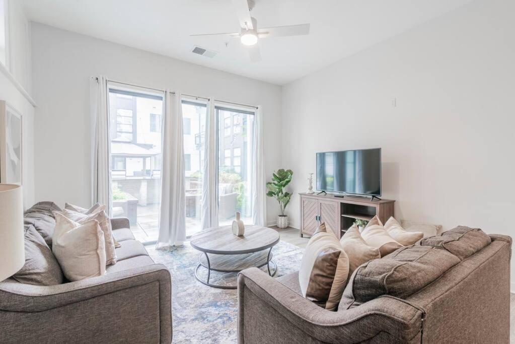 Charming Cozy Apartment With Wi-Fi & Free Parking Шарлът Екстериор снимка