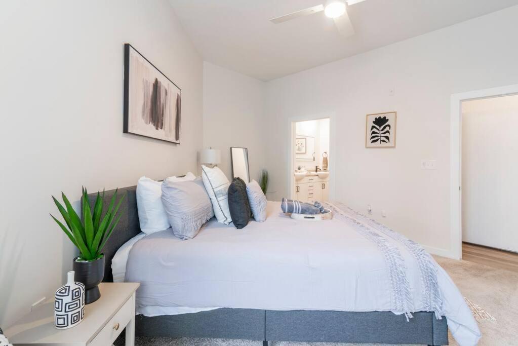 Charming Cozy Apartment With Wi-Fi & Free Parking Шарлът Екстериор снимка